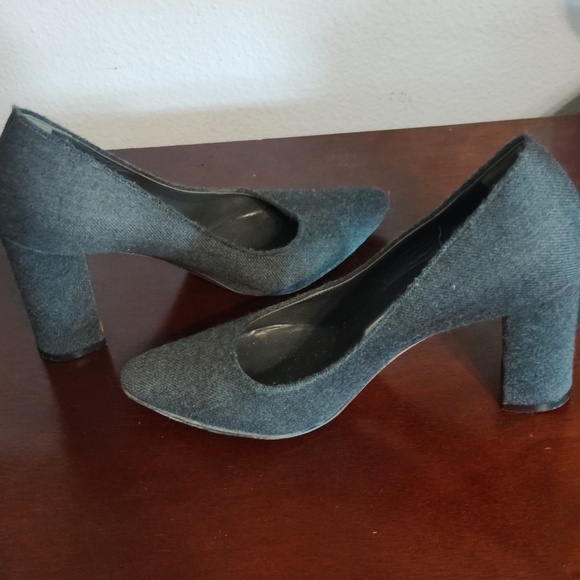 Manolo Blahnik Block Heel Ladies Shoes - Picture 7 of 16